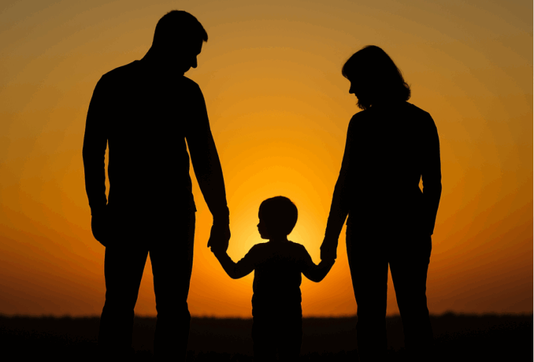 부모와 아이 함께 있는 실루엣